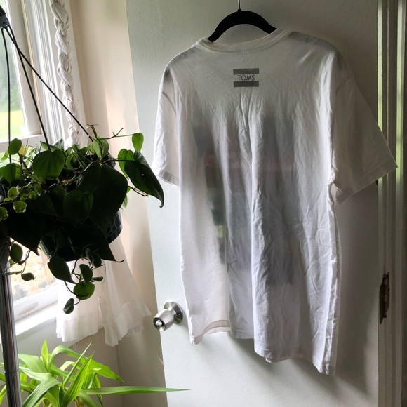 TOMS tshirt - Picture 2 of 3